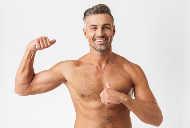 自信英俊的赤膊男人孤立地站着图片下载