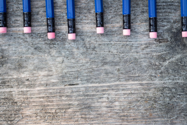 铅笔橡皮擦在木头上的边缘图片下载