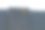 一盏黄色的信号灯挂在黑色的砖墙上图片下载