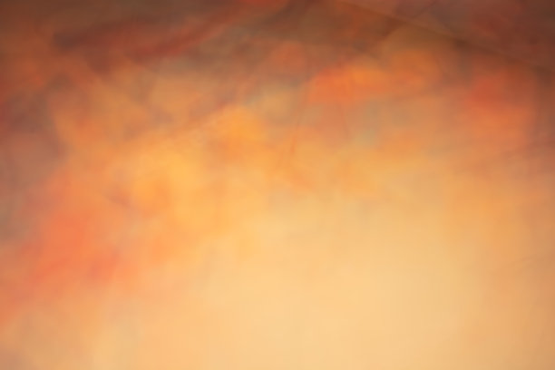 摘要橘黄色的秋天为万圣节和节日的背景。严重模糊的树枝和树叶。照片的效果。图片下载