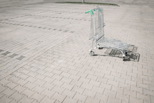 购物小型赛车。清空超市停车场的购物车。销售买商场市场商店消费者概念。图片下载