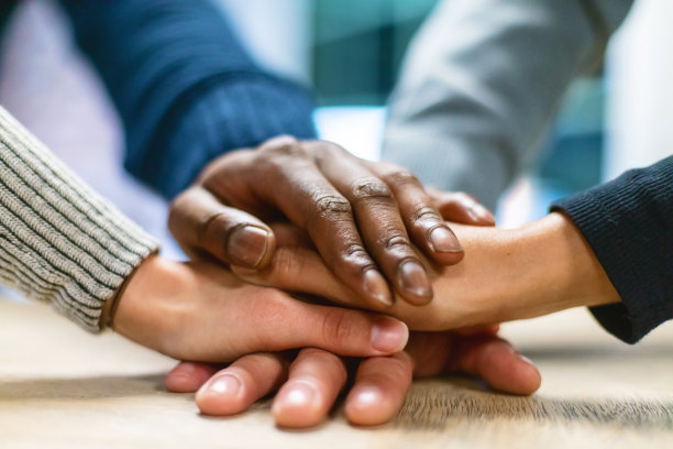 多民族、多性别人群的手走过群体拥挤的过程系列照片图片下载