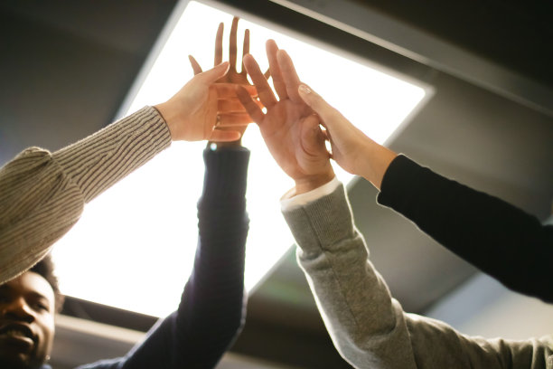 多民族、多性别人群的手走过群体拥挤的过程系列照片图片下载