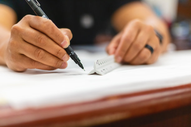 千禧男手绘建筑设计与笔在建筑公司办公室办公桌照片系列图片下载