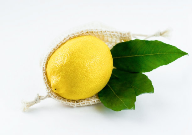 柠檬叶装在可重复使用的袋子里图片下载