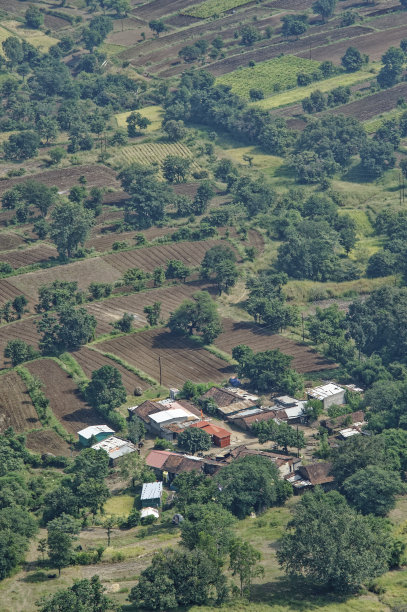 萨塔拉附近一个村庄的鸟瞰图图片下载