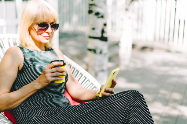 女人用手机发在线短信图片下载