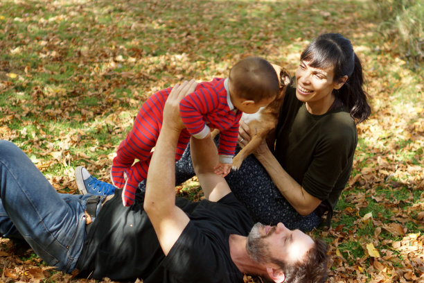 有婴儿的父母图片下载