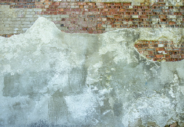 灰泥灰色的旧砖墙，灰泥碎块。垃圾红和白砖墙与损坏的表面背景图片下载