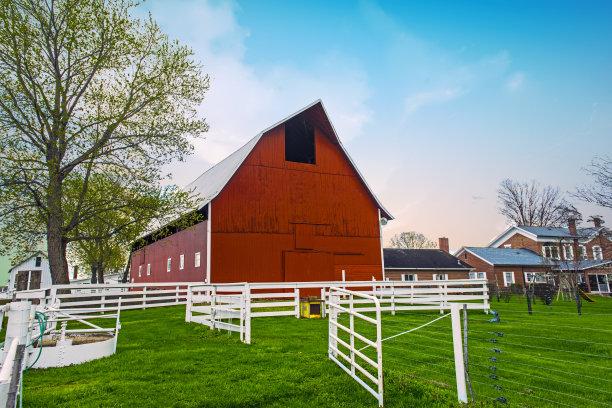 印第安纳州迈阿密县的红谷仓围栏牧场图片下载