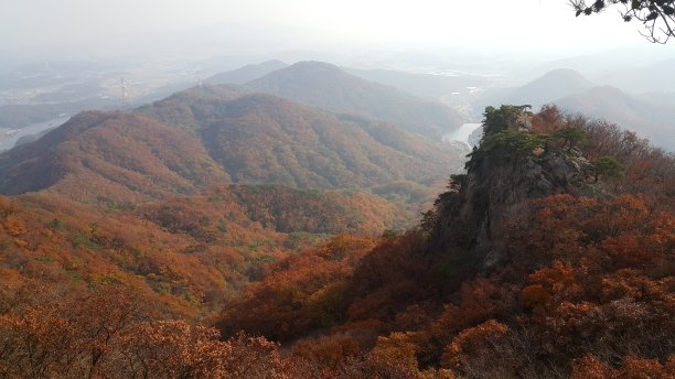 在韩国，被秋叶染红的伽玛山图片下载
