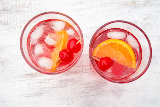 两杯鸡尾酒图片下载