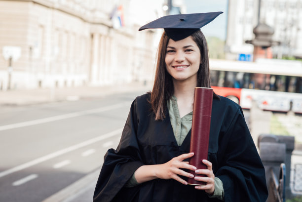 一位美丽的女毕业生的肖像图片下载