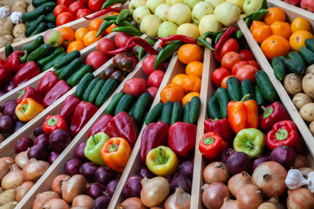 集市上鲜亮的蔬菜图片下载