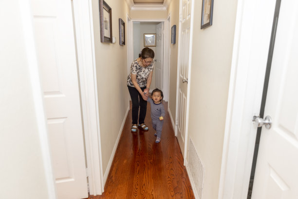 孙子在家里学走路图片下载