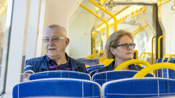 老年夫妇乘坐现代地铁通勤列车图片下载