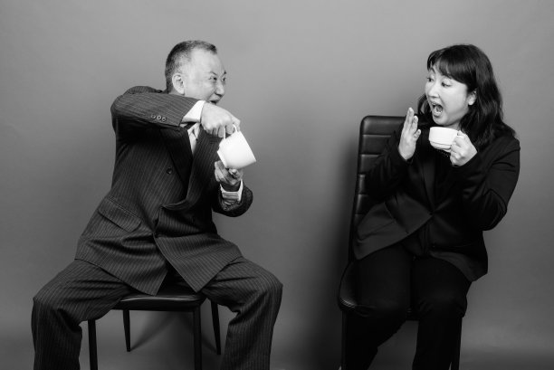 单色肖像成熟的亚洲商人和成熟的亚洲女商人在一起图片下载