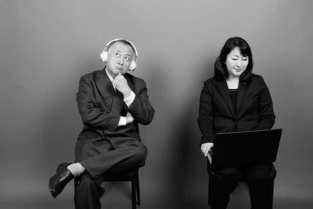 单色肖像成熟的亚洲商人和成熟的亚洲女商人在一起图片下载