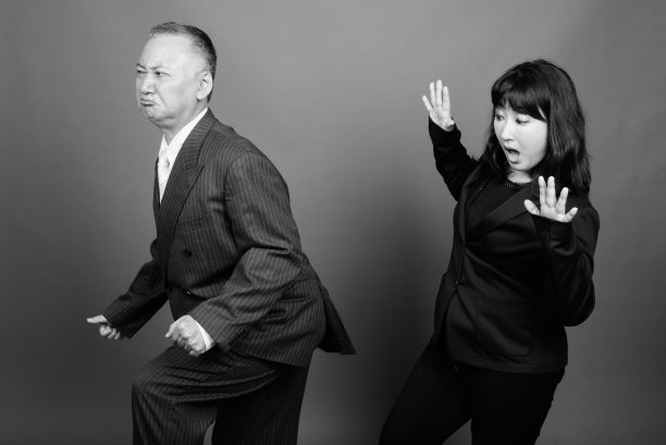 单色肖像成熟的亚洲商人和成熟的亚洲女商人在一起图片下载