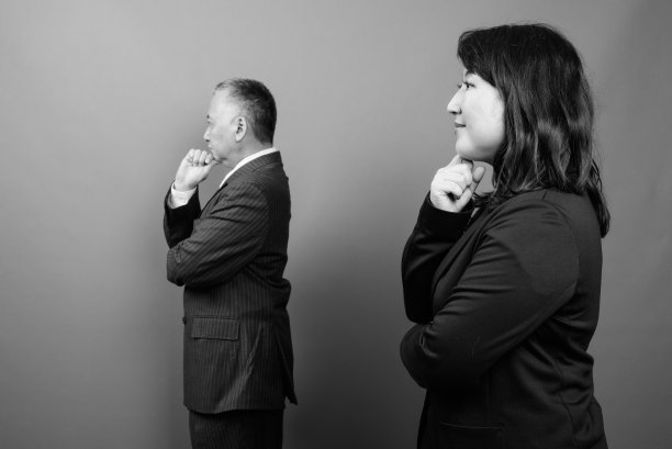 单色肖像成熟的亚洲商人和成熟的亚洲女商人在一起图片下载