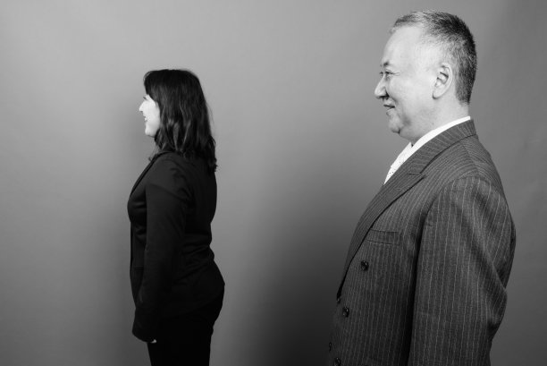 单色肖像成熟的亚洲商人和成熟的亚洲女商人在一起图片下载