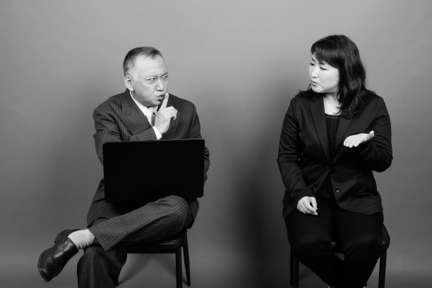 单色肖像成熟的亚洲商人和成熟的亚洲女商人在一起图片下载