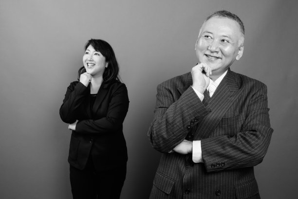 单色肖像成熟的亚洲商人和成熟的亚洲女商人在一起图片下载