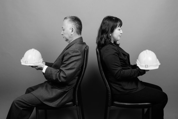 单色肖像成熟的亚洲商人和成熟的亚洲女商人在一起图片下载