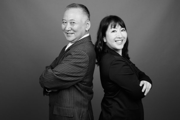 单色肖像成熟的亚洲商人和成熟的亚洲女商人在一起图片下载