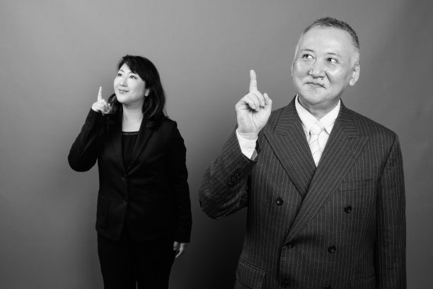 单色肖像成熟的亚洲商人和成熟的亚洲女商人在一起图片下载