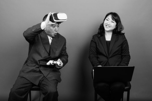 单色肖像成熟的亚洲商人和成熟的亚洲女商人在一起图片下载