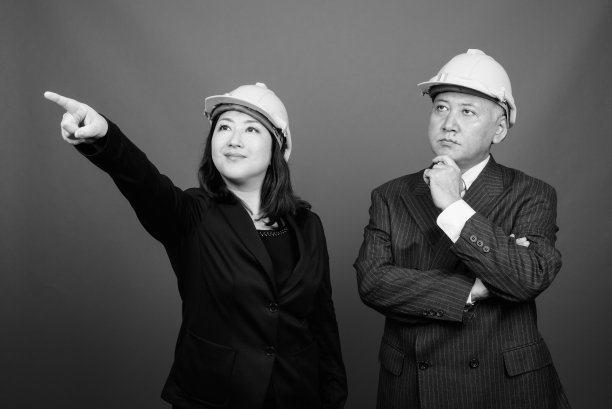 成熟的亚洲商人和成熟的亚洲女商人一起戴着安全帽图片下载