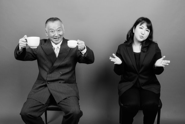 单色肖像成熟的亚洲商人和成熟的亚洲女商人在一起图片下载