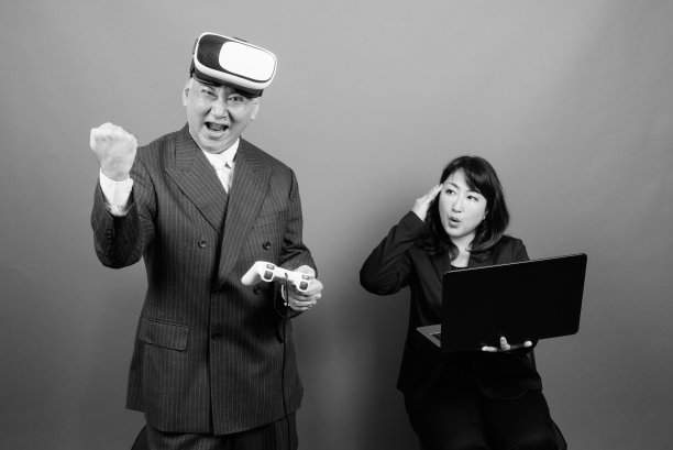 单色肖像成熟的亚洲商人和成熟的亚洲女商人在一起图片下载