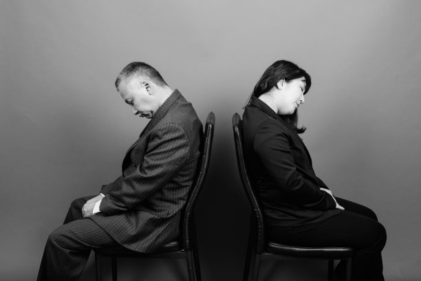 单色肖像成熟的亚洲商人和成熟的亚洲女商人在一起图片下载