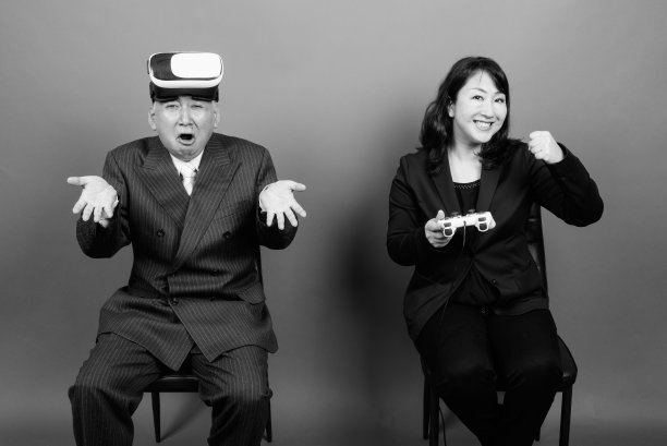 单色肖像成熟的亚洲商人和成熟的亚洲女商人在一起图片下载