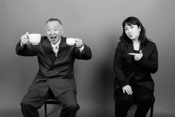 单色肖像成熟的亚洲商人和成熟的亚洲女商人在一起图片下载
