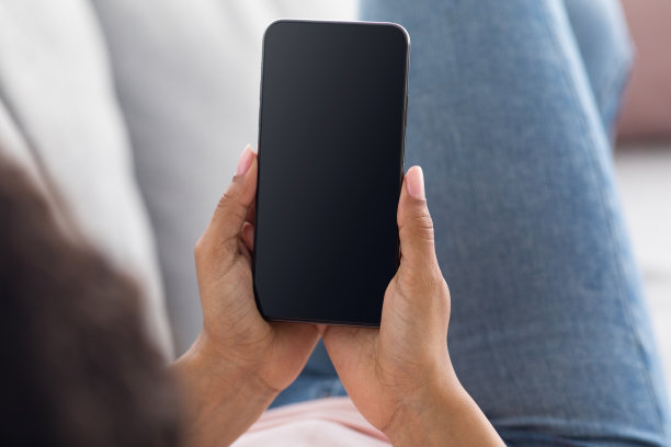 带有社交网络、聊天、在线服务、广告和周末休息的移动设备图片下载