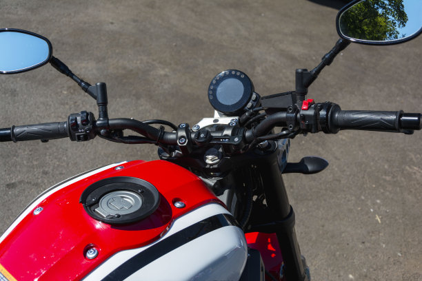 漂亮的摩托车俯视图，红色的摩托车油箱，摩托车方向盘，闪亮的铬，气把手。图片下载