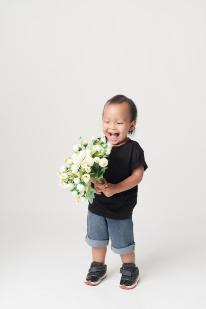 工作室里的亚洲男孩图片下载