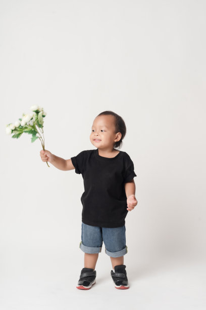 工作室里的亚洲男孩图片下载