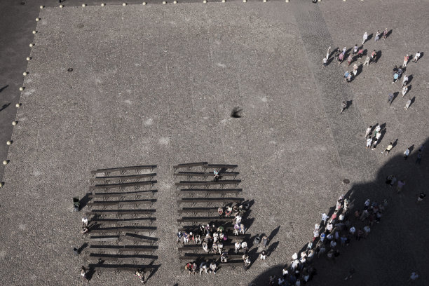 顶部鸟瞰图的人坐在木凳上的上层行人图片下载