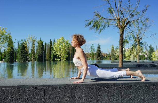 女人练习瑜伽图片下载