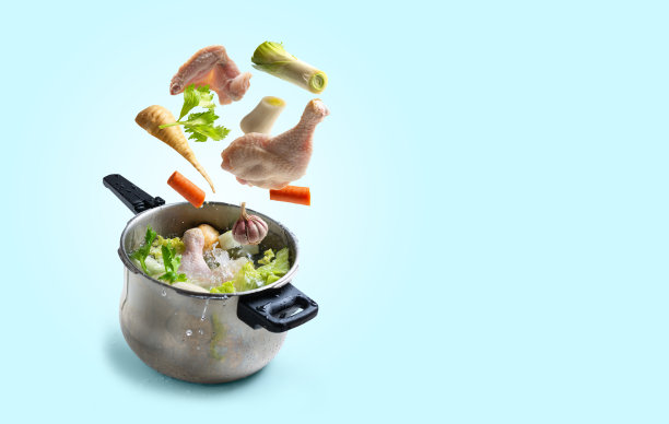 鸡汤配料落入锅内，有复制空间图片下载