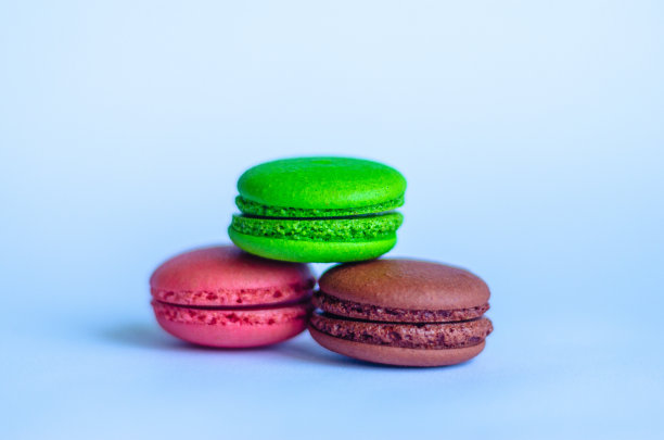 白色背景上的马卡龙图片下载