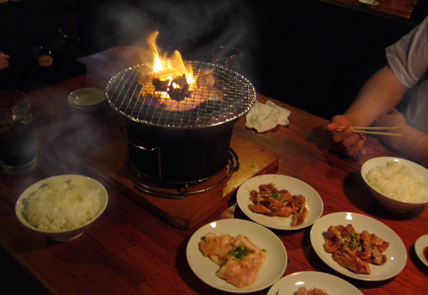 一团火从正在烤肉的七仔里冒出来图片下载