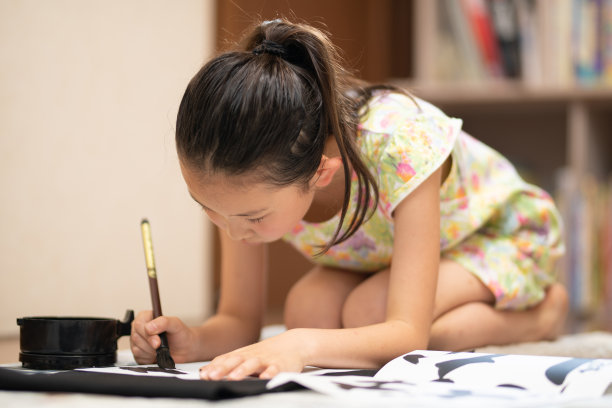 女孩到家里练字图片下载