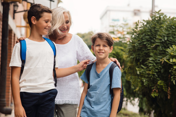 祖母在和她的孙子们说话。图片下载