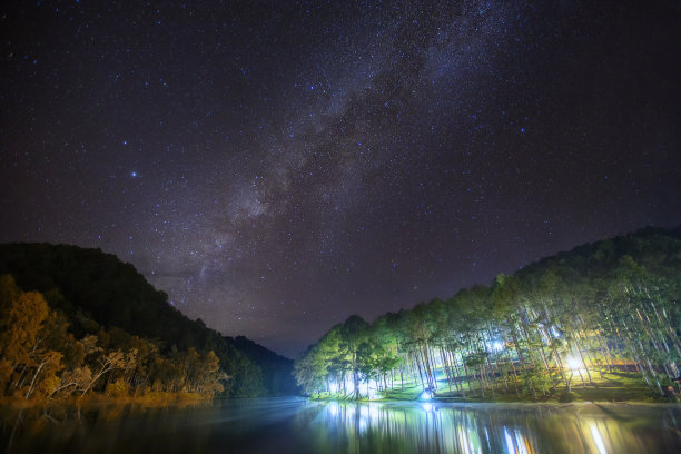 在泰国北部庞雄Mae Hong Son省的庞雄湖，满是星星和银河的夜空。长曝光照片，有纹理。图像包含一定的纹理或噪声和软聚焦。图片下载
