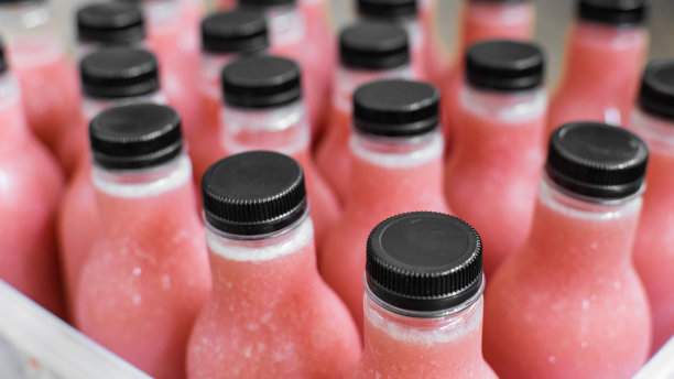 一些小塑料瓶装满冷番石榴汁图片下载